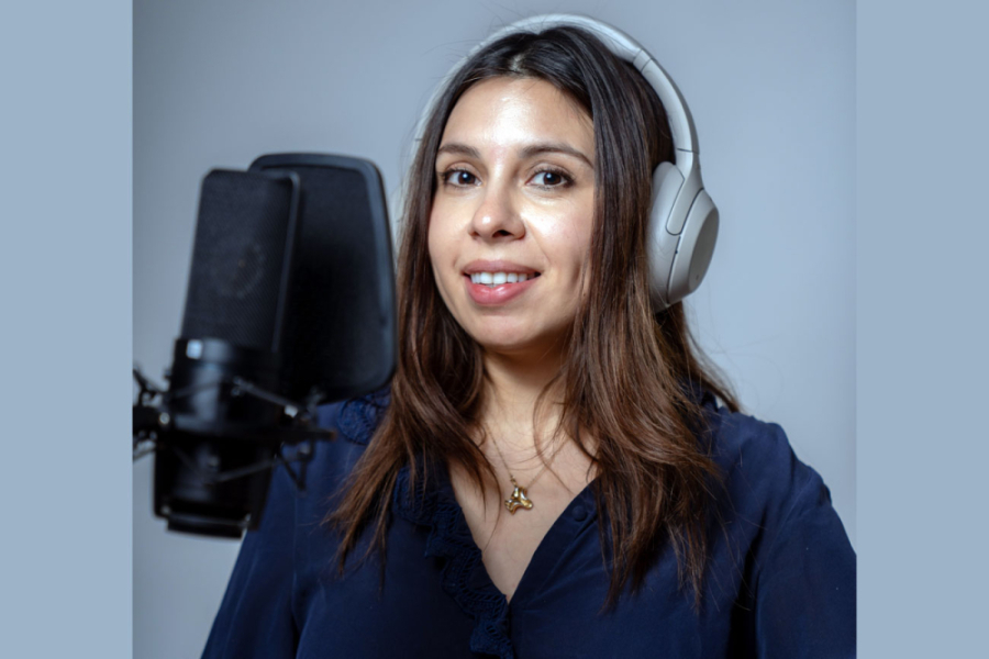 Dra. en Astrofísica, Valeria Olivares Sepúlveda frente al micrófono