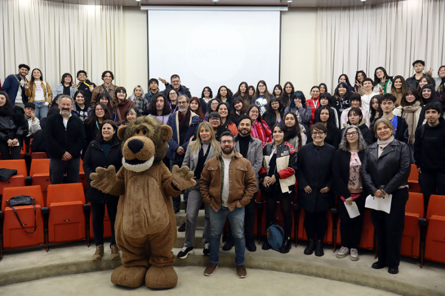 En la fotografía aparece Usachín junto a la comunidad del Departamento de Publicidad e Imagen en el Salón de honor Usach-