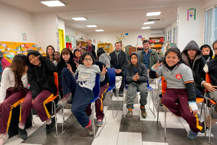 Estudiantes de educación básica de la Escuela Lo Valledor posan a la cámara junto a los profesores responsables del proyec 