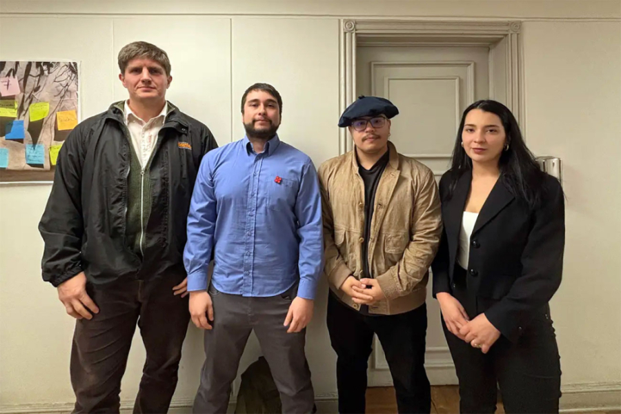 En la fotografía el equipo que lleva adelanto el proyecto. Tres hombres y una mujer están parados frente a la cámara en una oficina de la universidad.