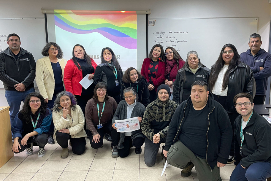 Grupo de personas posando juntas frente a la cámara alineadas en dos filas, de pie y otros agachados