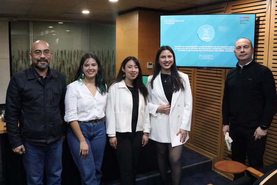 Estudiantes del Digea aparecen junto a académicos del departamento en una oficina gubernamental. De fondo una mampara de vidrio y una pantalla de TV