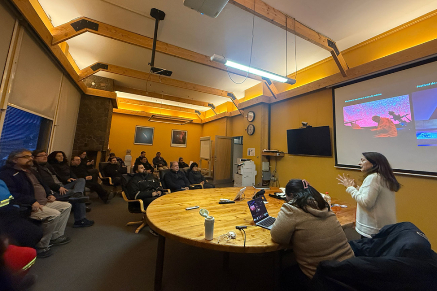 Jacqueline Morey, directora ejecutiva planetario dicta charla frente a expertos. En la imagen aparece dictando su charla frente una docena de expertos.