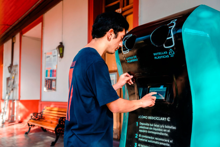 Estudiante de la Usach aparece manipulando una máquina electrónica de reciclaje