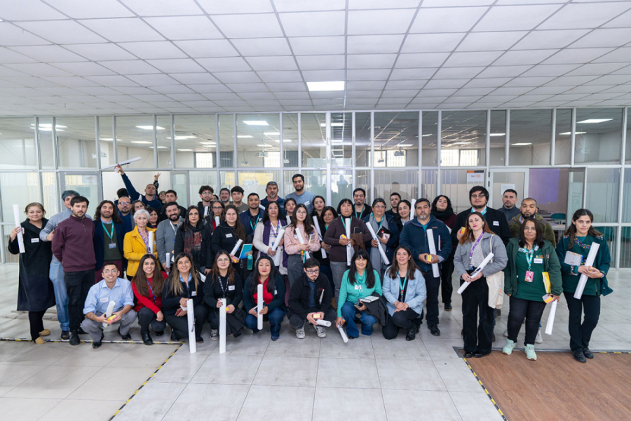 Facilitadores Usach para el bono pei posan a la cámara junto a personal de Dirección de Gestión de Personas de la Vicerrectoría de Finanzas y Logística; en conjunto con la Dirección de Innovación y Emprendimiento de la Vicerrectoría de Investigación, Innovación y Creación; y el Departamento de Aseguramiento de la Calidad y Acreditación de Prorrectoría.