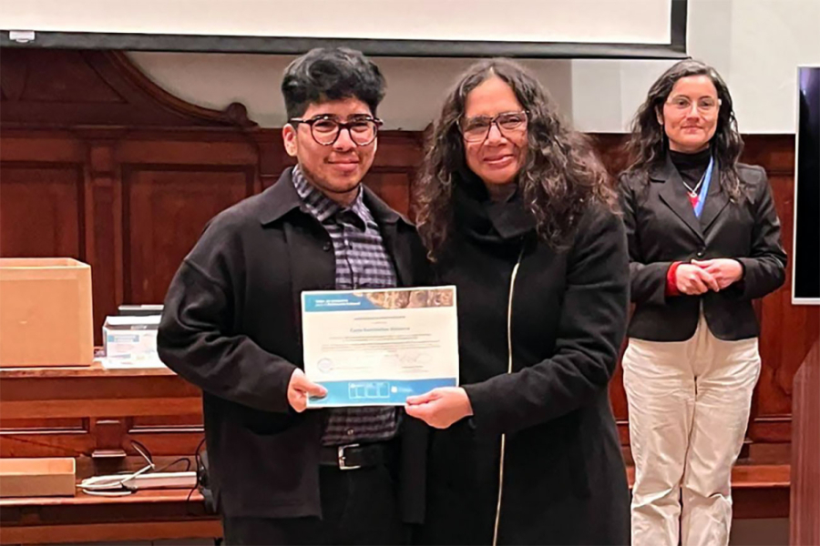 En la fotografía aparece el funcionario de nuestra universidad recibiendo diploma que certifica su asistencia y aprobación del curso. A su lado, aparece una funcionaria del MINCAP
