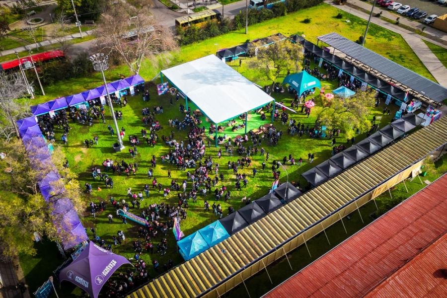 Imagen aérea de la feria, donde se observa una amplia explanada con carpas en los extremos y en el centro transitan muchas personas
