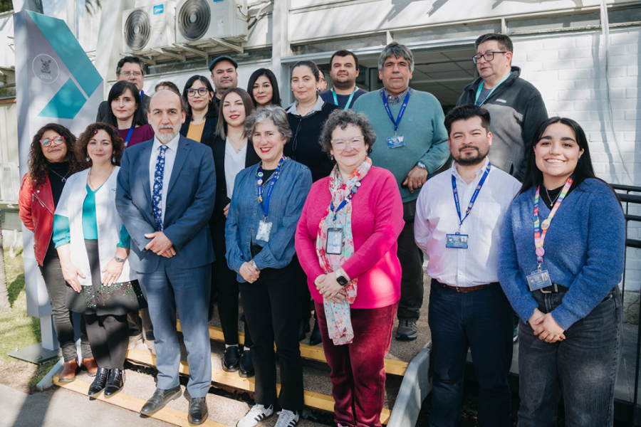 Rector y funcionarios de Facimed posan a la cámara en la afueras del edificio de medicina