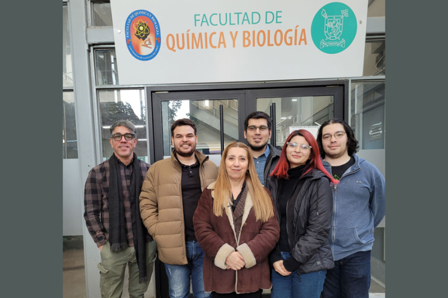 Dra. Gloria Cárdenas  posa a las afueras de la Facultad de Química y Biología junto a otros investigadores de la Unidad Académica