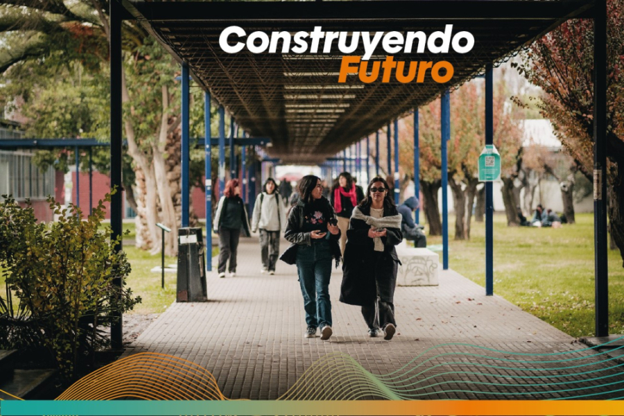 Afiche Construyendo Futuro, estudiantes caminan por pabellón frente a instalaciones FAHU. 