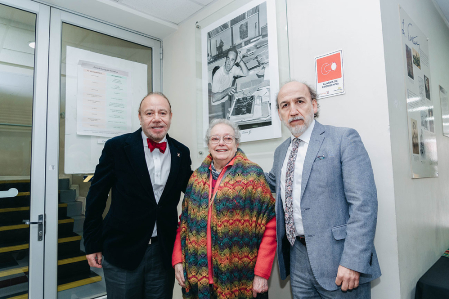 En la fotografía aparecen del Rector Rodrigo Vidal, el decano Bernardo Morales y la hija del homenajeado Gabriela Lissi  
