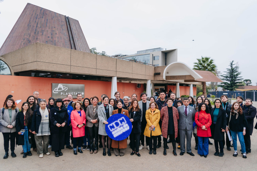 En la fotografía aparece la Ministra de Cultura, Carolina Arredondo junto a autoridades Usach y de la comunidad en general en la fachada del Plantario de nuestra Universidad