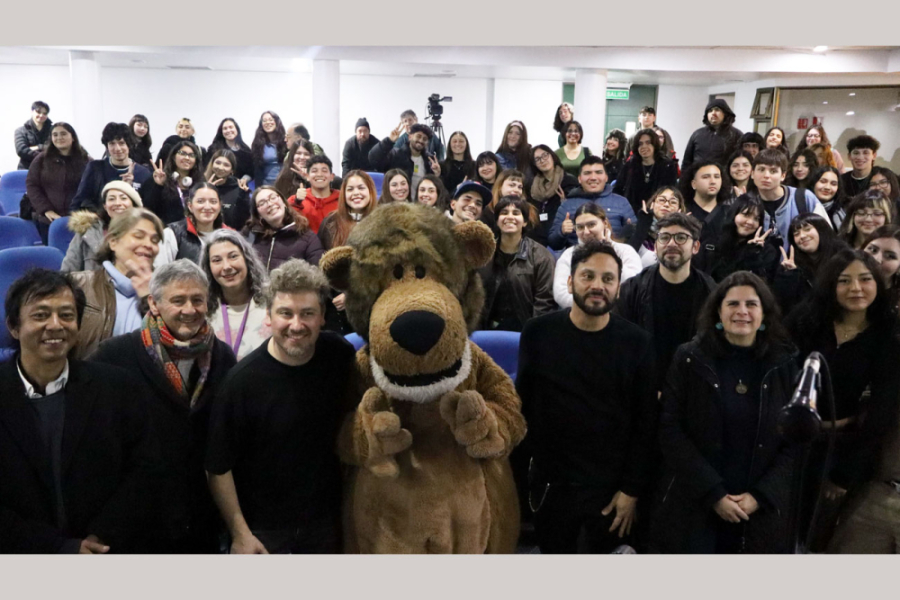 En la imagen aparecen personas que asistieron al evento y en el medio de la fotografía está Usachín