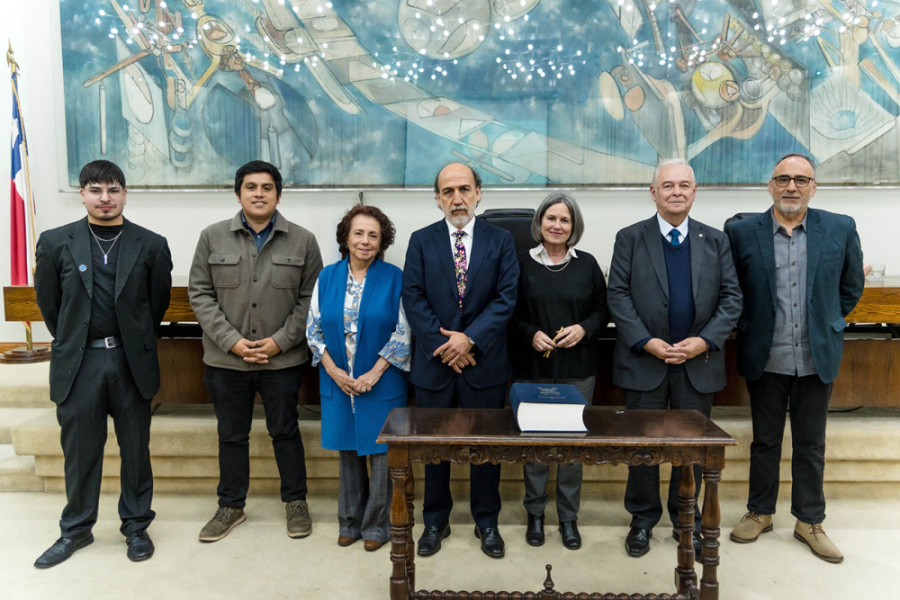 En la imagen aparece el Rector Vidal junto a los integrantes del Consejo Superior en el Salón de Honor