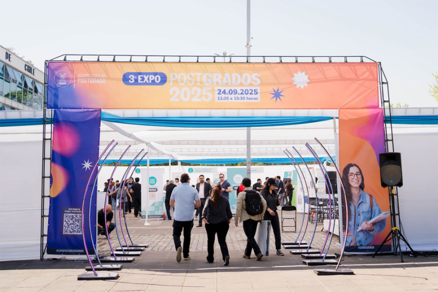 Entrada principal de Expo Postgrados 2025: estudiantes ingresando al pabellón informativo.
