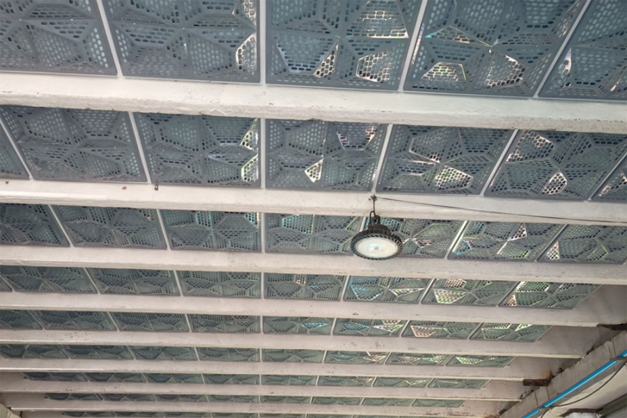 En la fotografía aparece el resonador acústico hecho con plástico reciclado, que disminuye el nivel de ruido en oficinas y fábricas, impactando en la calidad de vida laboral.