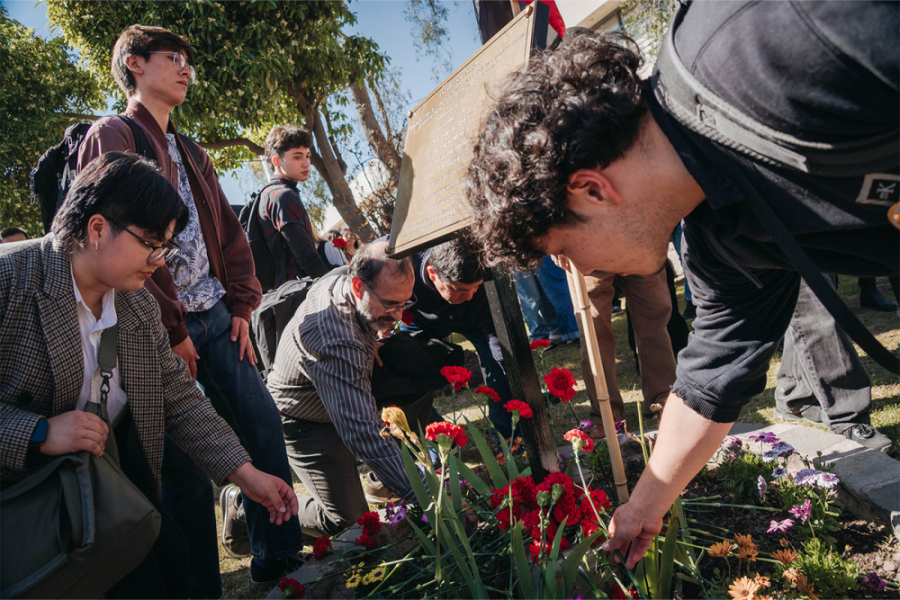 Comunidad universitaria ofrenda claveles en sitio de memoria de nuestra Universidad