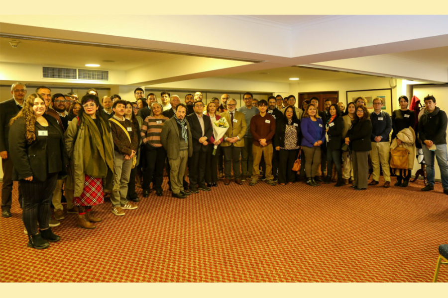 En la fotografía aparece el director de la CNA, el decano de la Facultad de Ingeniería, el director del IDEA-Usach, además de académicos y estudiantes.