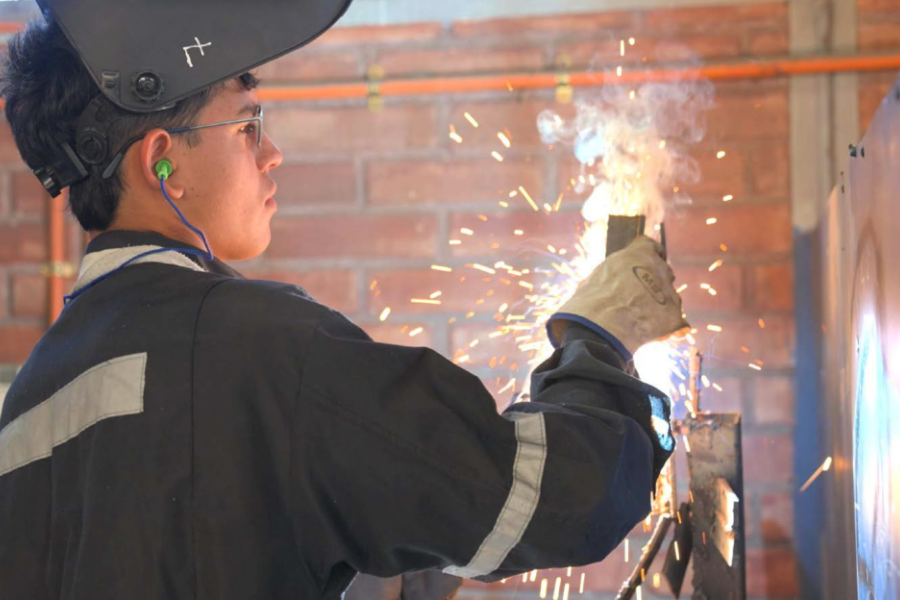 Estudiante soldando