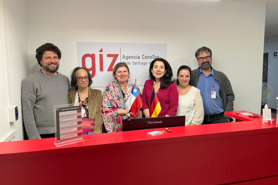 En la imagen aparece el equipo del Departamento de Matemática y Ciencia de la Computación junto a personera del Estado alemán