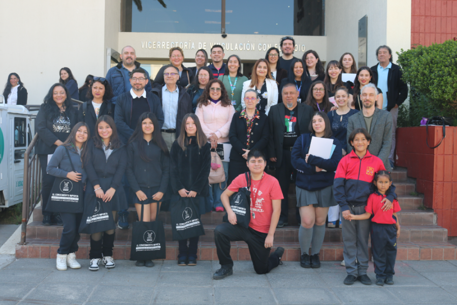 Estudiantes de Escuela de Estación Central, posan junto a académicos y funcionarios Usach en la fachada del edificio VIME