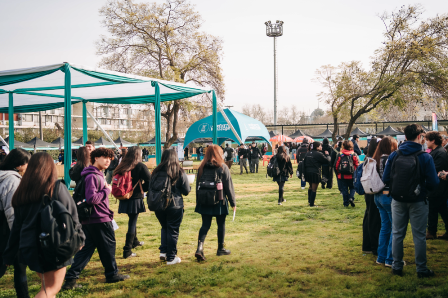 Estudiantes camina por los pastos de ciencia de nuestra universidad