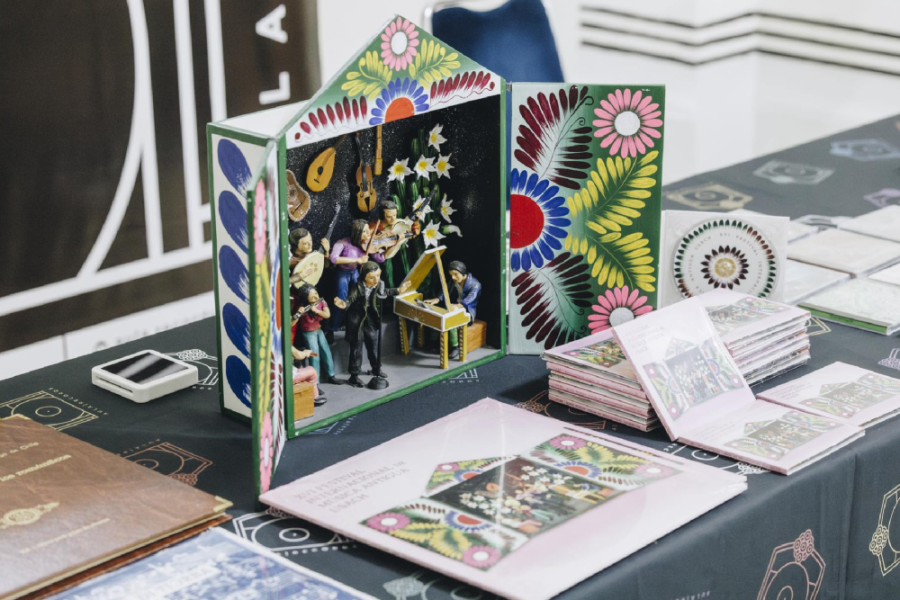 En la fotografía aparece un retablo con a imagen de una banda musical popular, además de unos discos de Aula Records