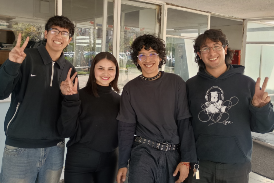 En la fotografía aparecen 4 estudiantes )tres hombres y una mujer) que corresponden al equipo de la Facultad de Arquitectura que fueron finalistas de importante concurso internacional