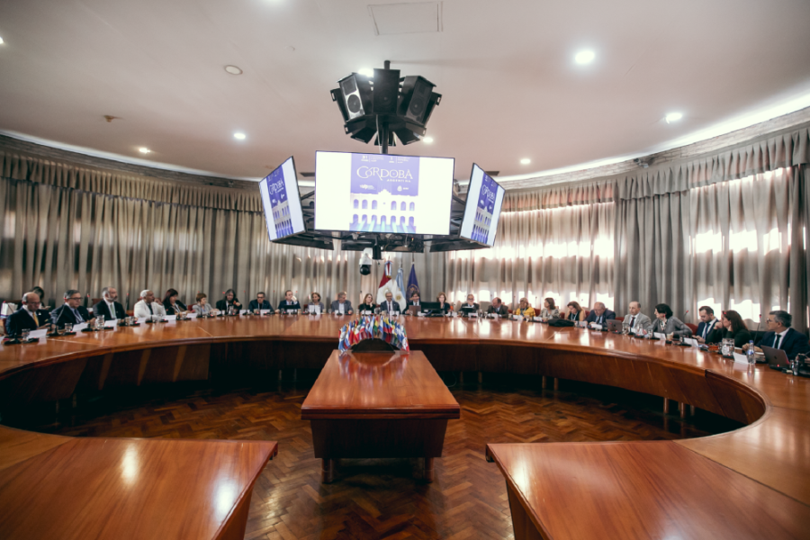 En la imagen aparecen diversos expertos dialogando en un hemiciclo