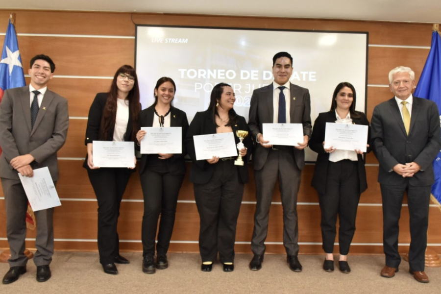 En la fotografía aparece equipo de debate de la Facultad de Derecho con sus diplomas que declaran el segundo lugar en el importante torneo interuniversitario