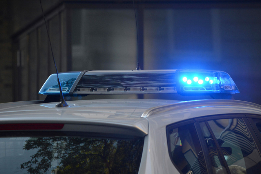 En la fotografía aparece un techo de un carro policial y su baliza