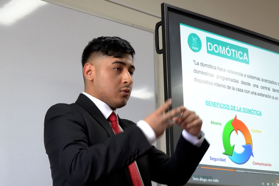 En la imagen aparece Diego, estudiantes que se tituló con mensaje de señas