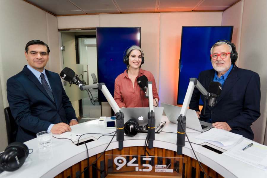 En la imagen aparece el Rector (s) Usach, junto a periodistas en los estudios de Radio Usach.