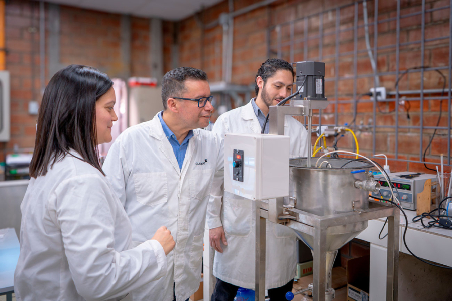 En la imagen aparecen científicos vinculados a la red, trabajando en un laboratorio.