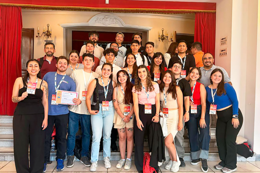 Estudiantes Usach posan en fotografía luego de recibir premio en Tucumán, Argentina.
