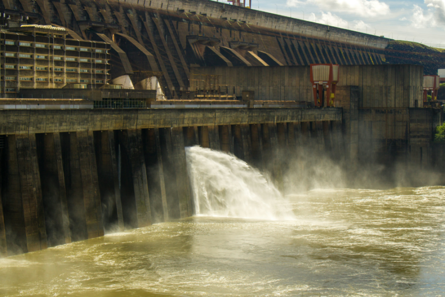 En la fotografía aparece una infraestructura hiroeléctrica en pleno funcionamiento