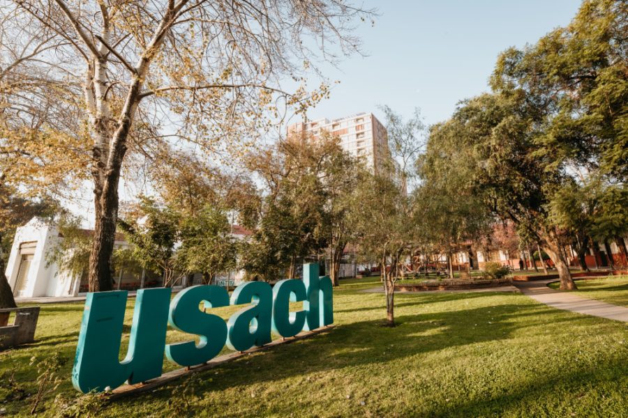 Letras Usach en ingreso al Campus