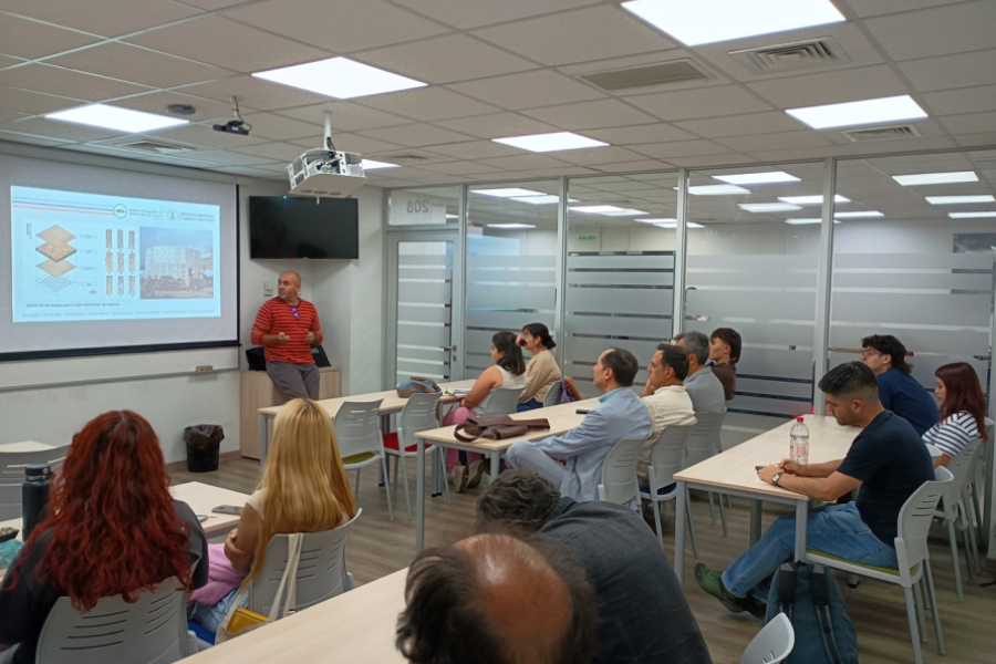 En la imagen aparece un profesor del Mida haciendo clases al grupo de estudiantes.