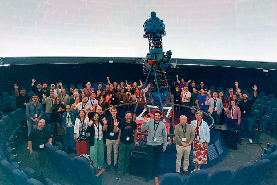 En la fotografía aparece la directora del Planetario Usach junto a representantes de planetarios. de América del Sur. La imagen capta el momento en el El Proyector Carl Zeiss VI