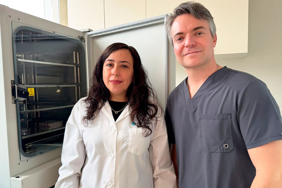 En la imagen aparecen el Dr. Osvaldo Berger (Usach) y la Dra. Patricia Díaz (Cedenna), en el laboratorio del centro ubicado en nuestra Universidad.