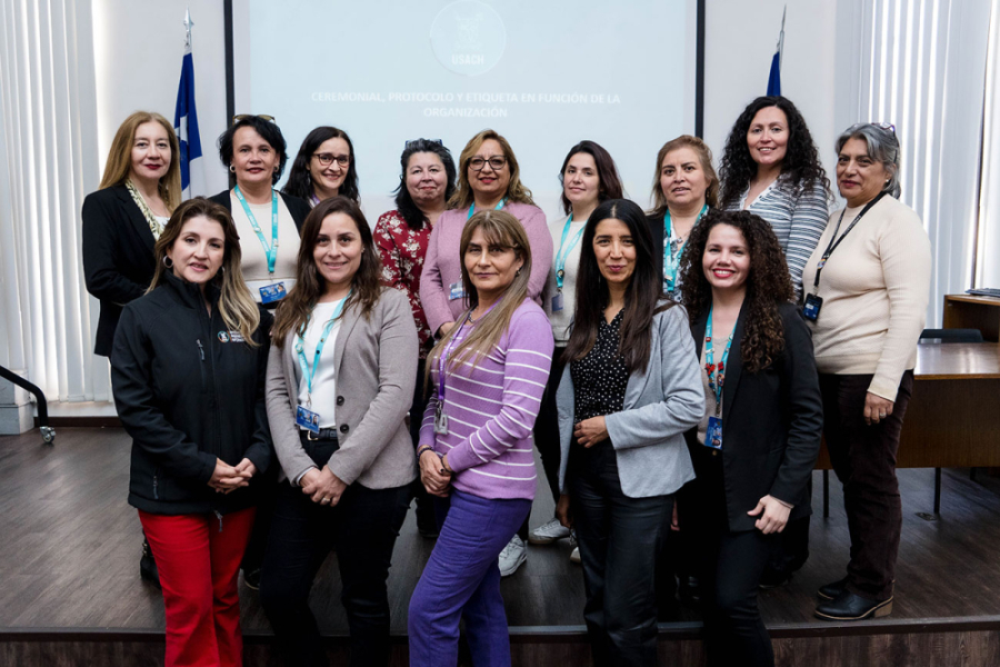 En la imagen aparecen secretarias de nuestra universidad en dos filas, posando a la foto en uno de los salones del Edificio VIME