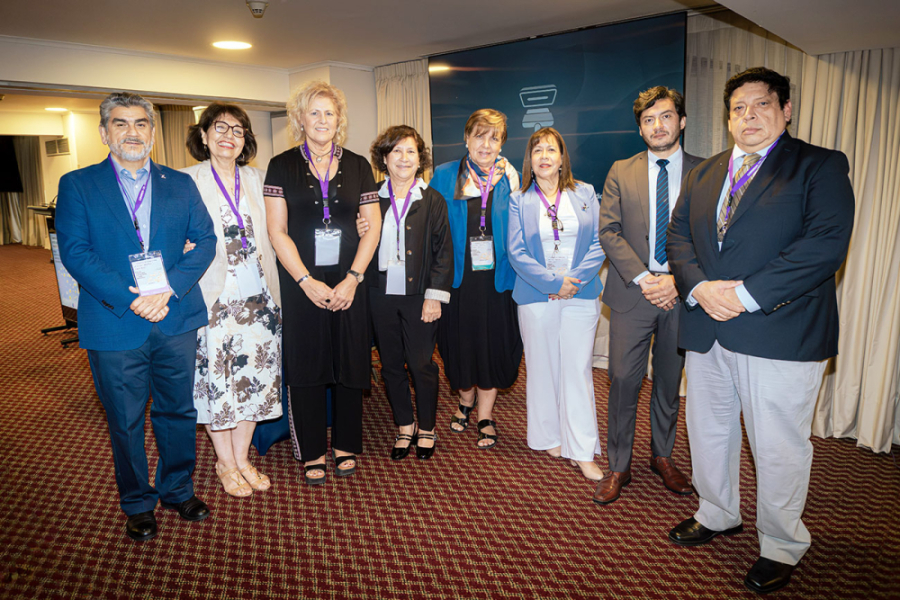 En la imagen aparecen el Vicerrector de Investigación, Innovación y Creación, Dr. Pablo Donoso, junto a otras autoridades de la Universidad
