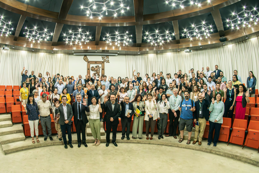 En la fotografía aparece el Prorrector Escrig junto a altas autoridades y del cuerpo funcionariado de nuestra universidad, en el salón de honor Usach.