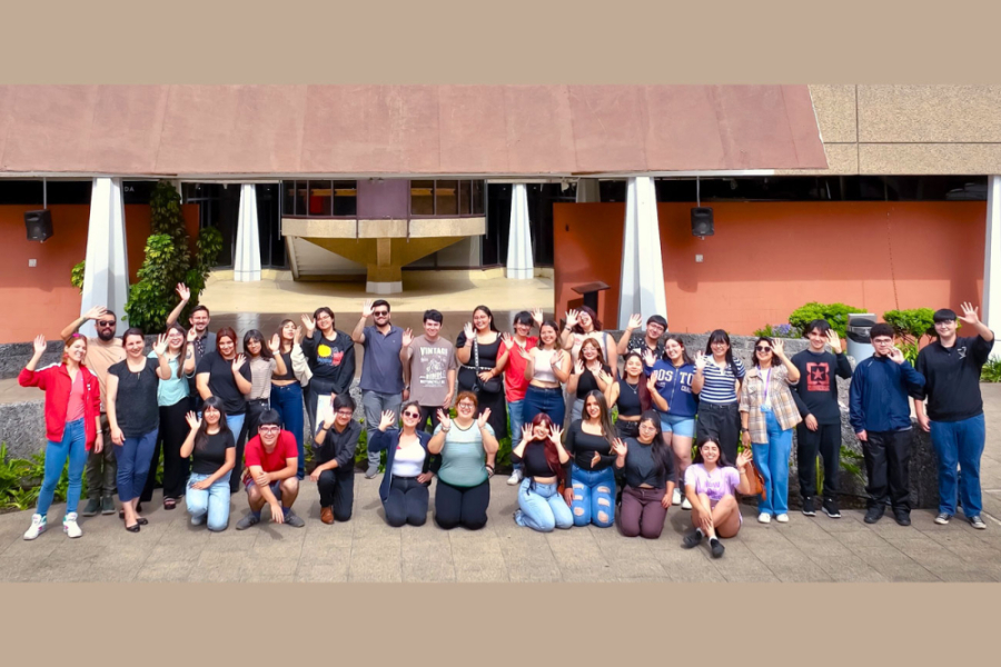 Estudiantes del programa Gabriela Mistral posan en la entrada principal a Planetario Usach