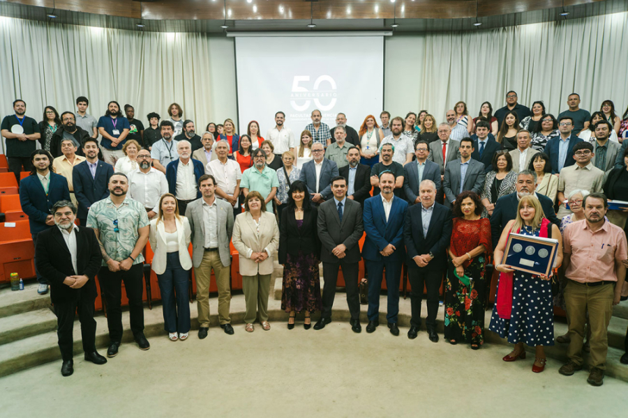 Autoridades del Gobierno Central y de la Facultad de Ciencia posan a la cámara en el Salón de honor Usach