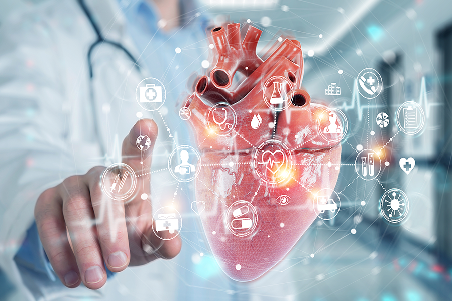 Una persona con bata blanca de laboratorio interactúa con un modelo digital en 3D de un corazón humano que brilla, rodeado de iconos de datos médicos.