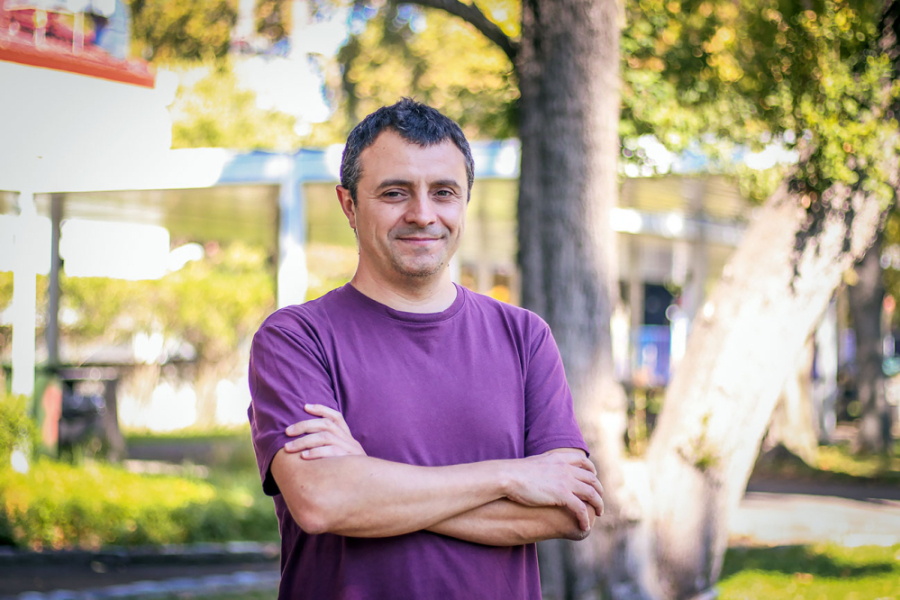 En la fotografía aparece el académico del Departamento de Física, Dr. Francisco Correa