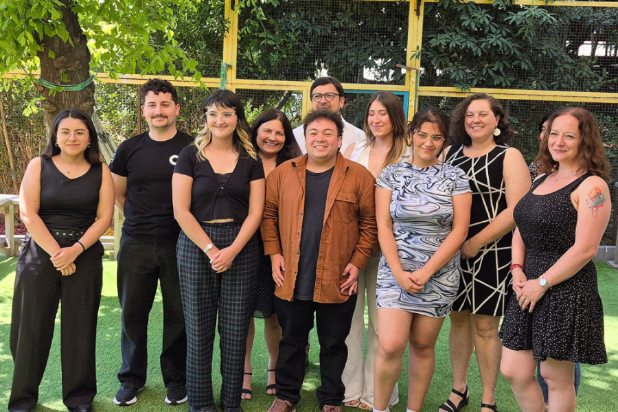 Estudiantes de la Facultad de Ingeniería posan a la cámara junto a sus profesores.