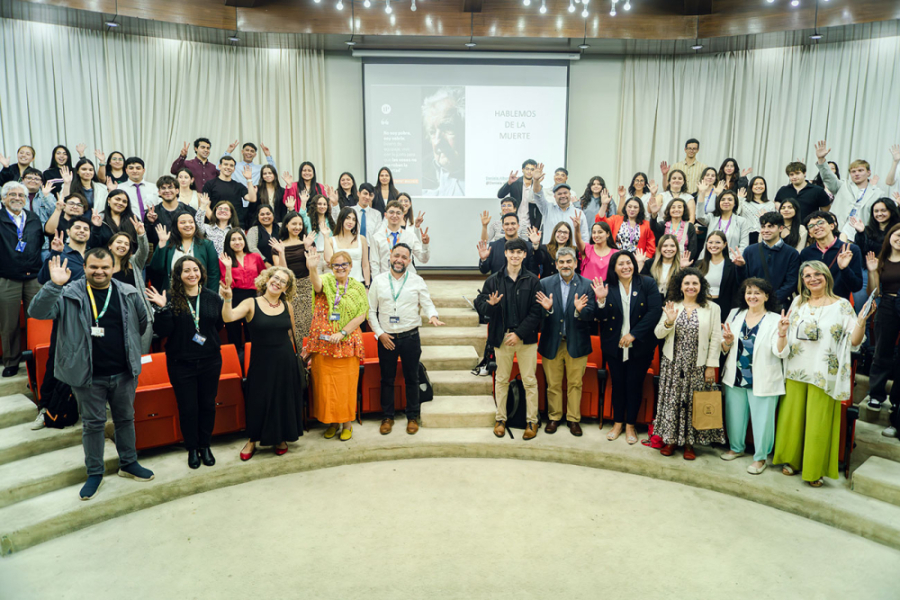 En la fotografía aparece la comunidad de la Facultad de Ciencias Médicas que participó del evento en el Salón de honor de nuestra institución.
