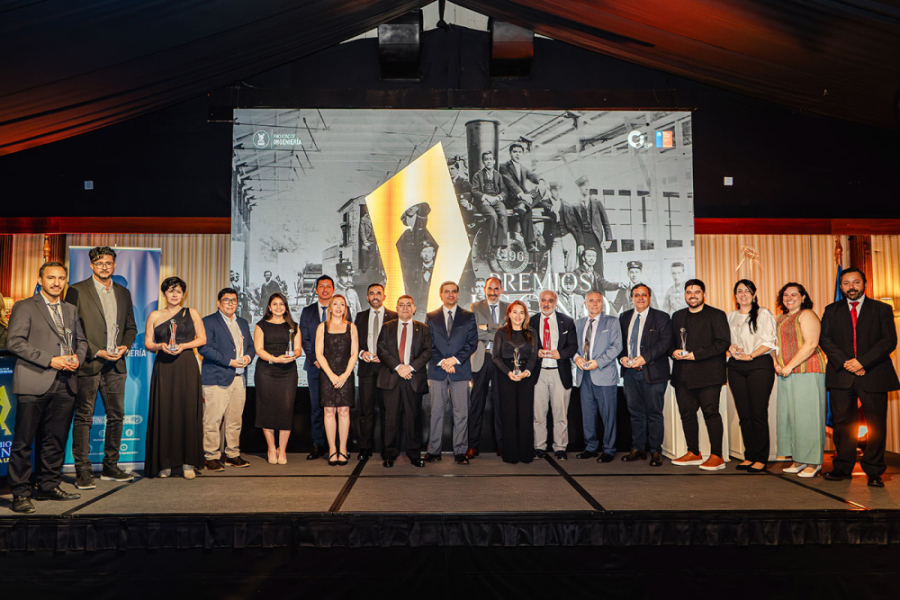 En la imagen aparecen el Rector, altas autoridades de la Facultad de Ingeniería y los ganadores de los Premios Íconos